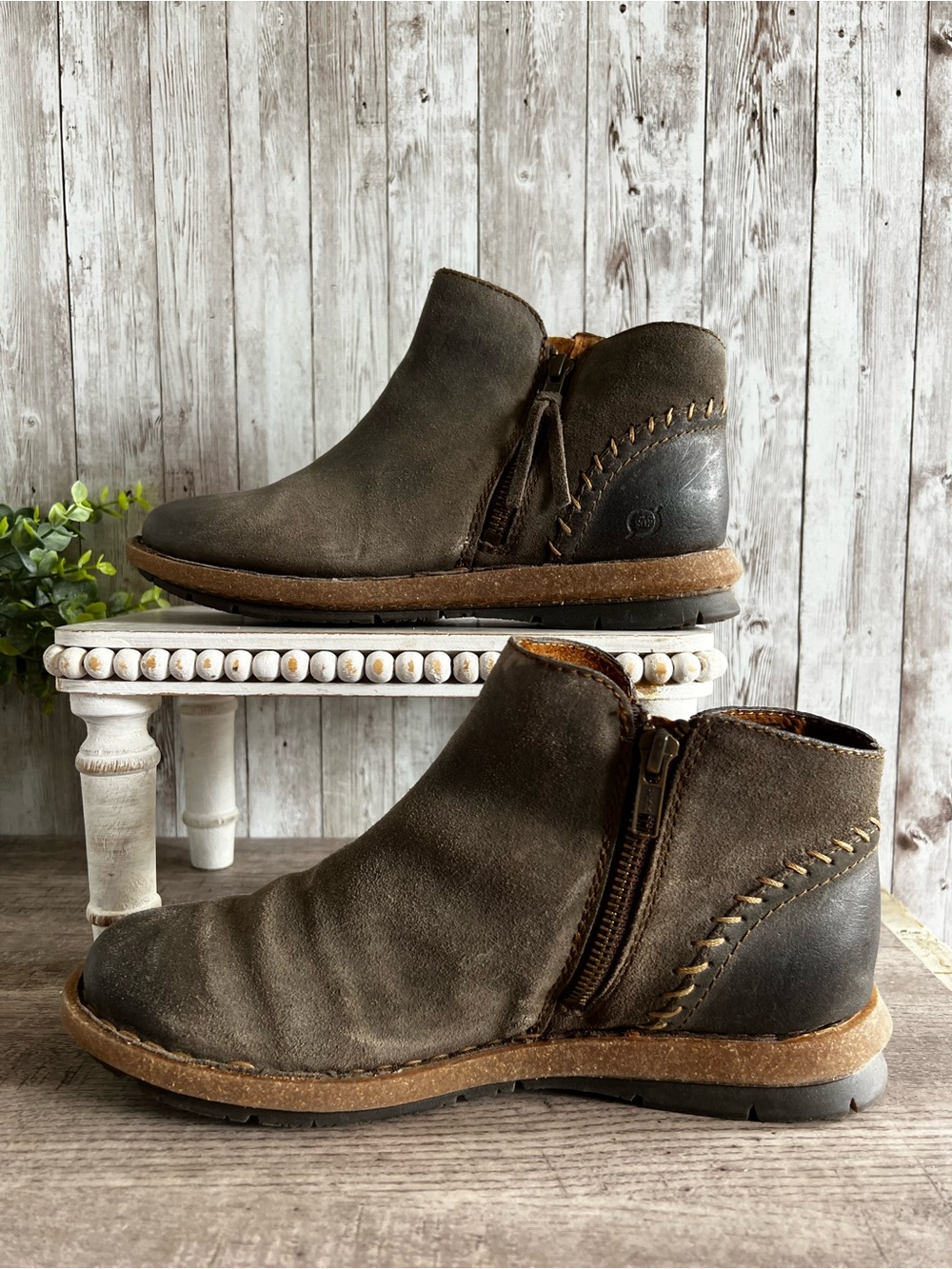Born Tamar Women's Gray Brown Leather Zip Ankle Boots Size 8.5 - Picture 2 of 7